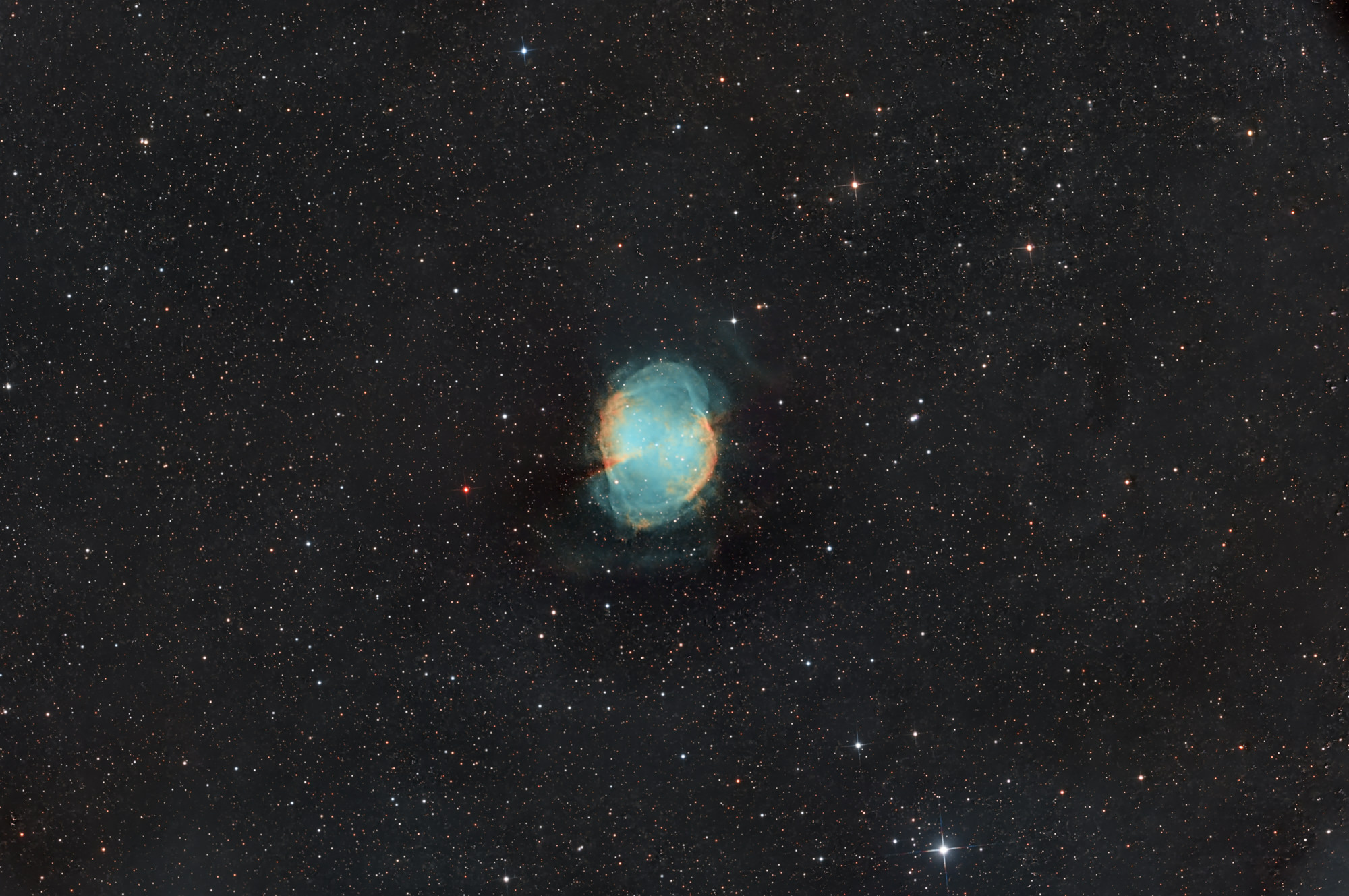 Der Hantelnebel Messier 27 ist ein rund 1300 Lichtjahre entfernter, 7,5 mag heller planetarischer Nebel im Sternbild Fuchs. Der Nebel ist vor ungefähr 10.000 Jahren aus der von einem Roten Riesenstern in seiner Endphase abgestoßenen Hülle entstanden und dehnt sich mit einer Geschwindigkeit von circa 30 km/s aus. Der Kern des Riesensterns ist dabei als über 100.000 Kelvin heißer Weißer Zwerg von 14 mag Helligkeit im Zentrum des Nebels verblieben.